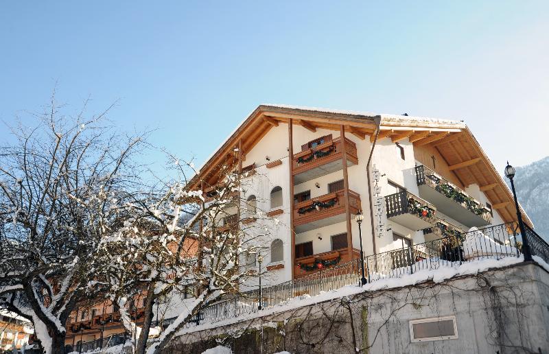 Family Hotel La Perla Fiera Di Primiero Εξωτερικό φωτογραφία